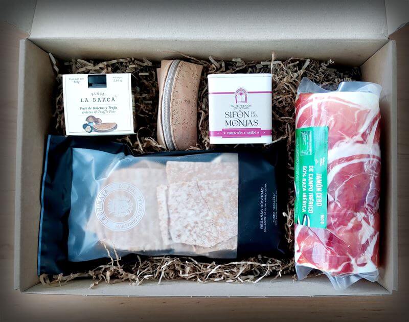 Cestas de Navidad con Causa es una caja llena de carne, queso, galletas saladas y otros artículos que es el regalo perfecto de Navidad Solidaria para los empleados.